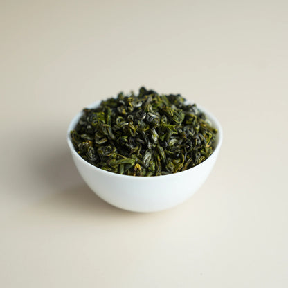 Emerald Dew dry leaves close-up